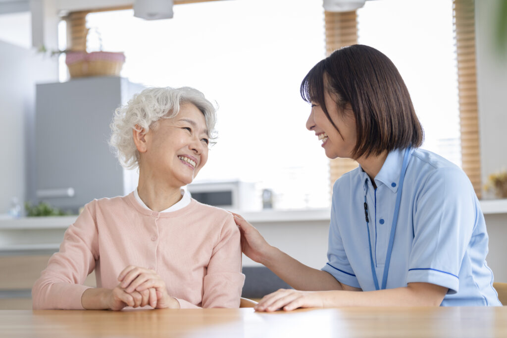 認知症ケアに有効なユマニチュードとは？詳しい方法やメリットを解説