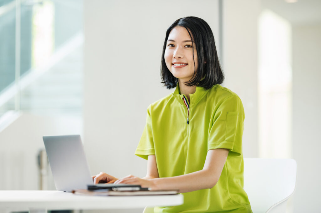 介護職にワーママはいる？両立のコツとおすすめ職場を解説