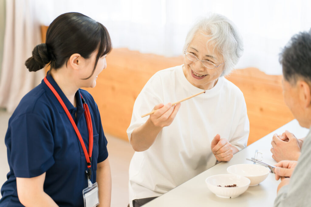 認知症とは？4つの種類と特徴を一覧で解説｜介護現場で役立つケアのポイントも紹介