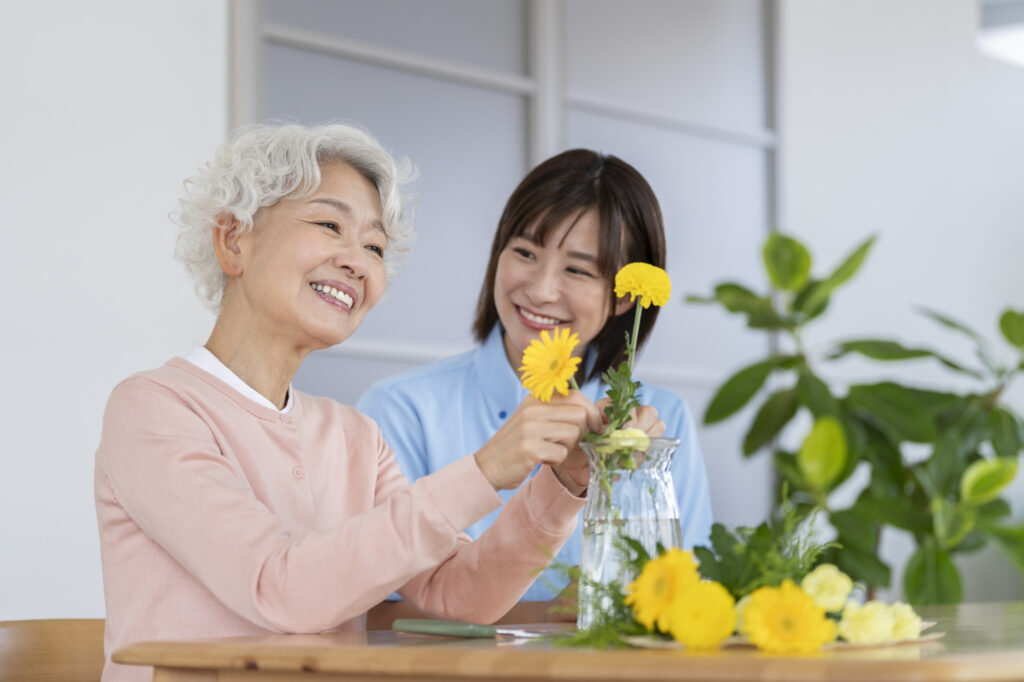 回想法とは | 介護職が取り入れる方法や効果・注意点を解説